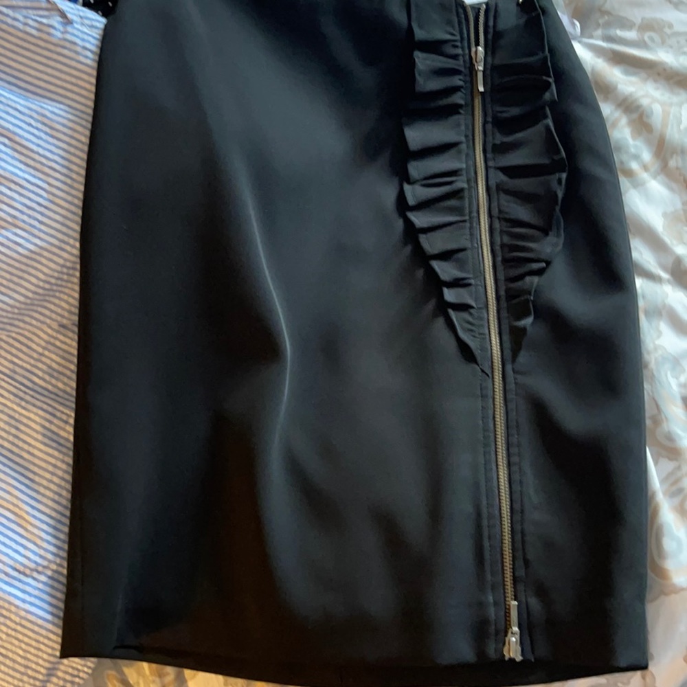 Banana Republic size 6 full zip skirt with ruffle